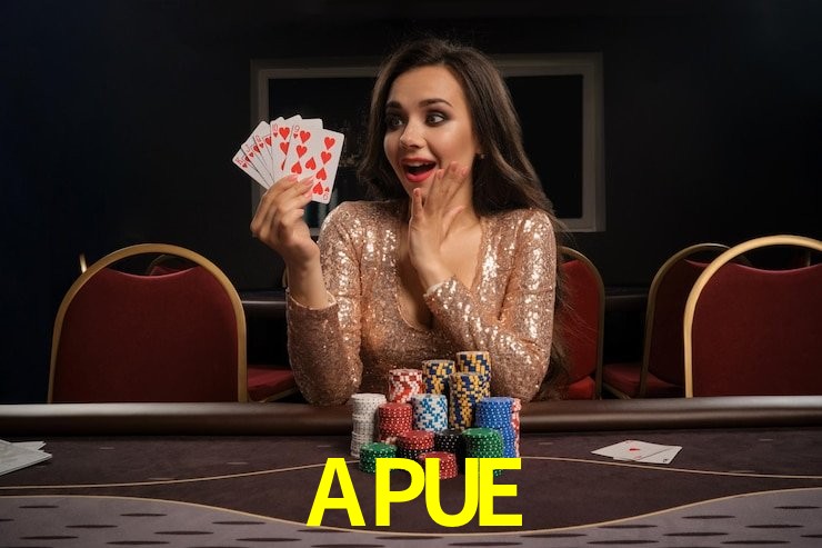Escena dinámica inspirada en casino con iluminación APUE, cartas, fichas e íconos de juegos digitales en un espacio moderno de juegos.